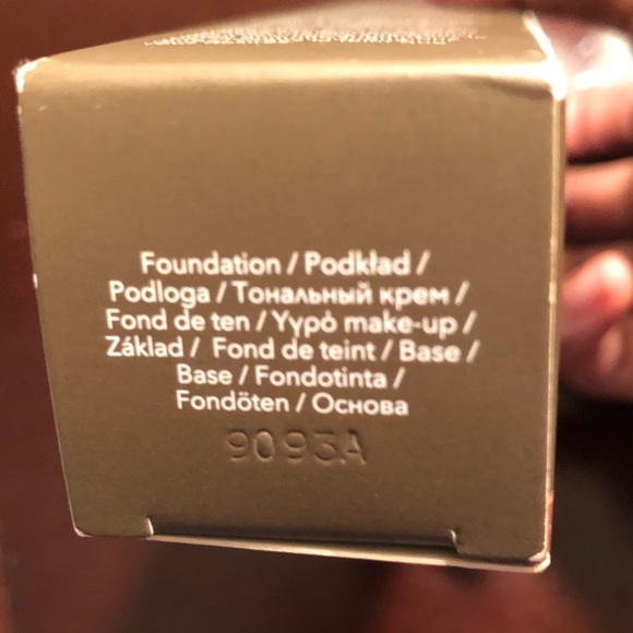 Becca Ultimate Coverage 24 Hr Foundation - Picture 5 of 5